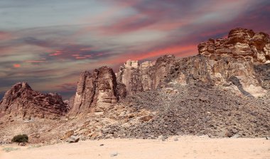 wadi rum çöl dağlar da ay Vadisi'nin güney Ürdün kumtaşı ve granit kaya 60 km doğusunda Akabe kesilmiş bir vadi olduğunu.