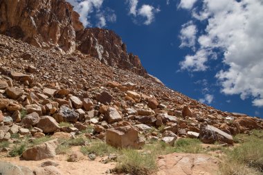 wadi rum çöl dağlar da ay Vadisi'nin güney Ürdün kumtaşı ve granit kaya 60 km doğusunda Akabe kesilmiş bir vadi olduğunu.