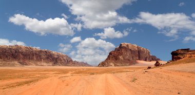 Wadi rum çöl de ay Vadisi'nin güney Ürdün kumtaşı ve granit kaya 60 km doğusunda Akabe kesilmiş bir vadi olduğunu.