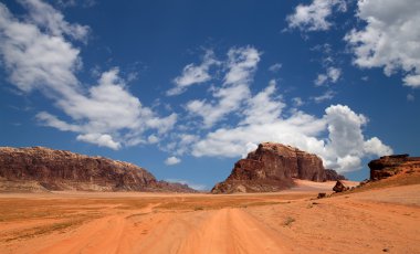 Wadi rum çöl de ay Vadisi'nin güney Ürdün kumtaşı ve granit kaya 60 km doğusunda Akabe kesilmiş bir vadi olduğunu.