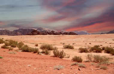 Wadi rum çöl de ay Vadisi'nin güney Ürdün kumtaşı ve granit kaya 60 km doğusunda Akabe kesilmiş bir vadi olduğunu.