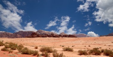 Wadi rum çöl de ay Vadisi'nin güney Ürdün kumtaşı ve granit kaya 60 km doğusunda Akabe kesilmiş bir vadi olduğunu.
