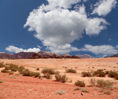 Wadi rum çöl de ay Vadisi'nin güney Ürdün kumtaşı ve granit kaya 60 km doğusunda Akabe kesilmiş bir vadi olduğunu.