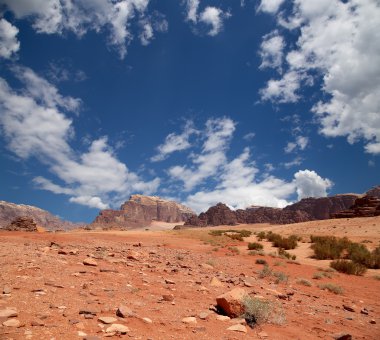 Wadi rum çöl de ay Vadisi'nin güney Ürdün kumtaşı ve granit kaya 60 km doğusunda Akabe kesilmiş bir vadi olduğunu.