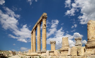 rzymskie kolumny w Jordanii miasta jerash (Gerazie starożytności), stolica i największe miasto guberni jerash, jordan