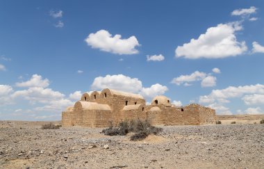 Qasr Kharana (Kharanah veya Harrana), Doğu Jordan (100 km Amman) ıssız kalede. Yüzyılda 8 Kervansaray, tüccarlar için bir dinlenme yeri olarak kullanılmak üzere inşa