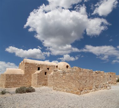 Qasr Kharana (Kharanah veya Harrana), Doğu Jordan (100 km Amman) ıssız kalede. Yüzyılda 8 Kervansaray, tüccarlar için bir dinlenme yeri olarak kullanılmak üzere inşa