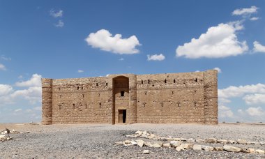 Qasr Kharana (Kharanah veya Harrana), Doğu Jordan (100 km Amman) ıssız kalede. Yüzyılda 8 Kervansaray, tüccarlar için bir dinlenme yeri olarak kullanılmak üzere inşa