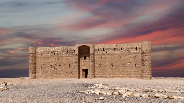Qasr Kharana (Kharanah veya Harrana), Doğu Jordan (100 km Amman) ıssız kalede. Yüzyılda 8 Kervansaray, tüccarlar için bir dinlenme yeri olarak kullanılmak üzere inşa