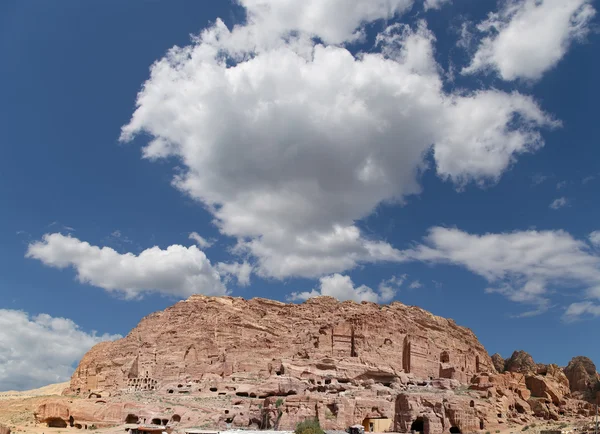 Petra, Jordanie- c'est un symbole de la Jordanie, ainsi que l'attraction touristique la plus visitée de Jordanie. Petra est inscrite au patrimoine mondial de l'UNESCO depuis 1985 — Photo