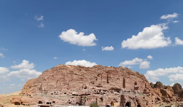 Petra, Jordanie- c'est un symbole de la Jordanie, ainsi que l'attraction touristique la plus visitée de Jordanie. Petra est inscrite au patrimoine mondial de l'UNESCO depuis 1985 — Photo