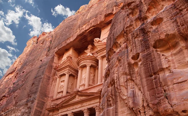 Al Khazneh of de Schatkist in Petra, Jordan--het is een symbool van Jordan, als goed als Jordan de meest bezochte toeristische attractie — Stockfoto