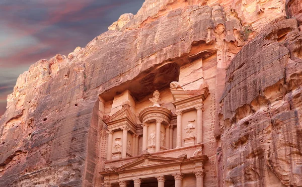 Al Khazneh ou o Tesouro em Petra, Jordânia é um símbolo da Jordânia, bem como a atração turística mais visitada da Jordânia — Fotografia de Stock