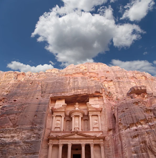 Al khazneh oder die Schatzkammer in Petra, Jordanien - es ist ein Symbol für Jordanien und die meistbesuchte Touristenattraktion Jordaniens — Stockfoto