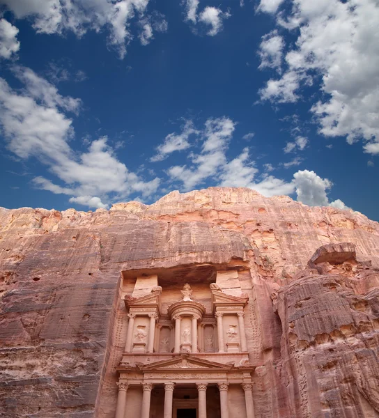 Al Khazneh o El Tesoro de Petra, Jordania es un símbolo de Jordania, así como la atracción turística más visitada de Jordania —  Fotos de Stock