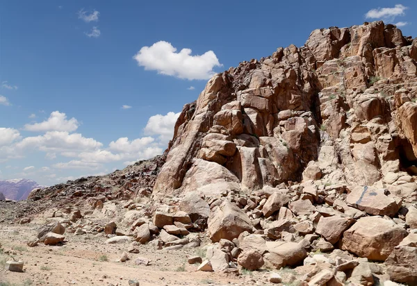 Bergen van wadi rum woestijn ook bekend als de vallei van de maan is een vallei in de zandsteen en graniet rots in zuidelijke Jordanië 60 km ten oosten van aqaba gesneden — Stockfoto