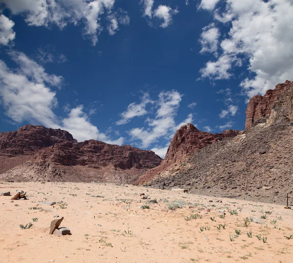 Montanhas de Wadi Rum Desert também conhecido como O Vale da Lua é um vale cortado na rocha de arenito e granito no sul da Jordânia 60 km a leste de Aqaba — Fotografia de Stock