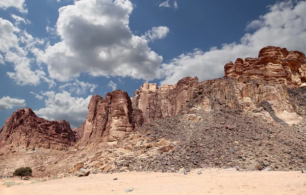 瓦迪鲁姆沙漠山也被称为月亮谷是东面的亚喀巴切砂岩和花岗岩岩石在约旦南部 60 公里的一个山谷里 — 图库照片