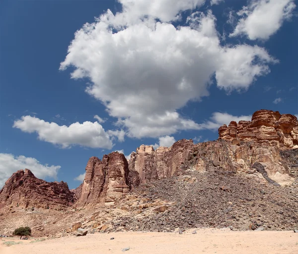 Bergen van wadi rum woestijn ook bekend als de vallei van de maan is een vallei in de zandsteen en graniet rots in zuidelijke Jordanië 60 km ten oosten van aqaba gesneden — Stockfoto