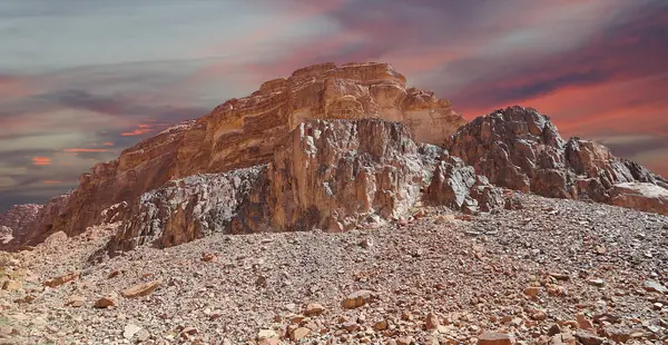 Mountains of Wadi Rum Desert also known as The Valley of the Moon is a valley cut into the sandstone and granite rock in southern Jordan 60 km to the east of Aqaba — Stock Photo, Image