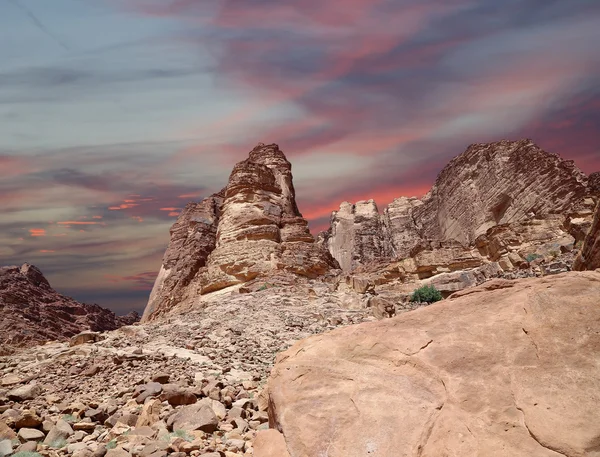 Bergen van wadi rum woestijn ook bekend als de vallei van de maan is een vallei in de zandsteen en graniet rots in zuidelijke Jordanië 60 km ten oosten van aqaba gesneden — Stockfoto