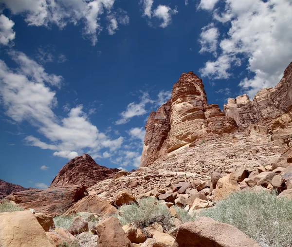 瓦迪鲁姆沙漠山也被称为月亮谷是东面的亚喀巴切砂岩和花岗岩岩石在约旦南部 60 公里的一个山谷里 — 图库照片