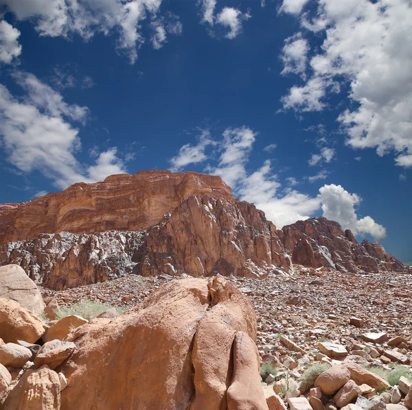 Bergen van wadi rum woestijn ook bekend als de vallei van de maan is een vallei in de zandsteen en graniet rots in zuidelijke Jordanië 60 km ten oosten van aqaba gesneden — Stockfoto