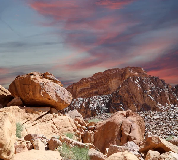 Mountains of Wadi Rum Desert also known as The Valley of the Moon is a valley cut into the sandstone and granite rock in southern Jordan 60 km to the east of Aqaba — Stock Photo, Image