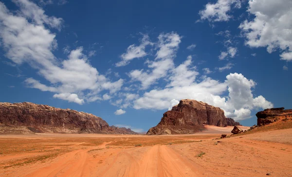 Die Wadi-Rum-Wüste, auch als Tal des Mondes bekannt, ist ein in Sandstein und Granitfelsen gehauenes Tal im südlichen Jordanien 60 km östlich von Aqaba. — Stockfoto