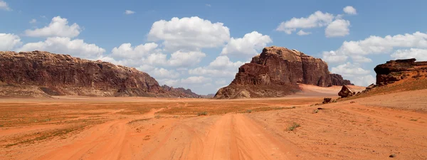 Wadi rum desert is ismert, mint a völgyében a Hold vágva a homokkő és a gránit szikla Dél-Jordániában 60 km-re a keleti, az aqaba völgy — Stock Fotó