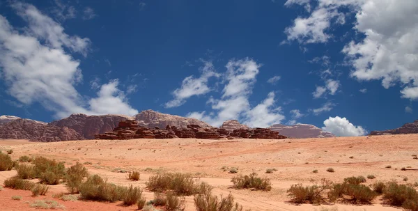 瓦迪鲁姆沙漠也被称为月亮谷是东面的亚喀巴切砂岩和花岗岩岩石在约旦南部 60 公里的一个山谷里 — 图库照片