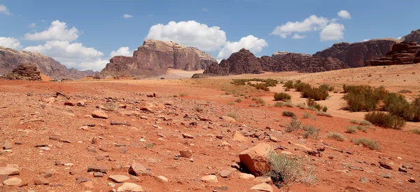 Wadi rum çöl de ay Vadisi'nin güney Ürdün kumtaşı ve granit kaya 60 km doğusunda Akabe kesilmiş bir vadi olduğunu. — Stok fotoğraf