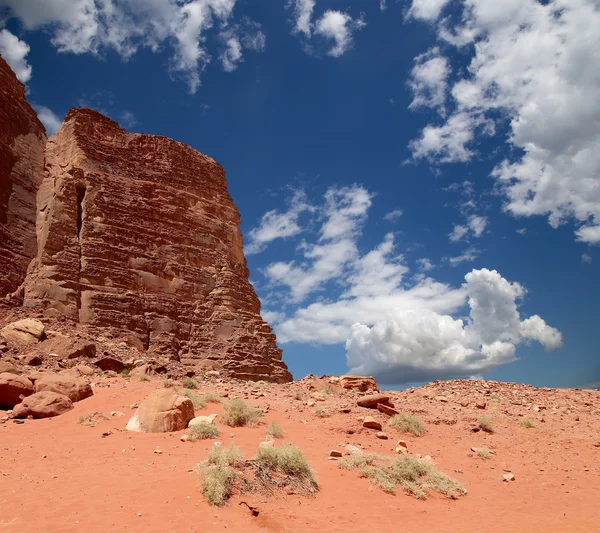 Montagne del Wadi Rum Deserto noto anche come La Valle della Luna è una valle tagliata nella roccia arenaria e granito nel sud della Giordania 60 km a est di Aqaba — Foto Stock