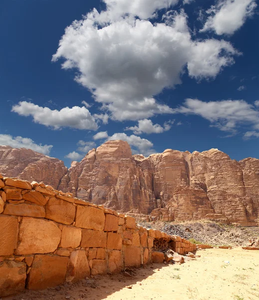 Fjellene i Wadi Rum-ørkenen, også kjent som Månens dal, er en dal som er hogd ut i sandstein og granitt i det sørlige Jordan 60 km øst for Akaba. – stockfoto