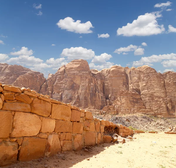 Fjellene i Wadi Rum-ørkenen, også kjent som Månens dal, er en dal som er hogd ut i sandstein og granitt i det sørlige Jordan 60 km øst for Akaba. – stockfoto