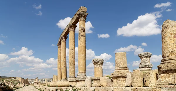 Romeinse kolommen in de Jordaanse stad jerash (gerasa uit de oudheid), de hoofdstad en grootste stad van het gouvernement jerash, jordan — Stockfoto