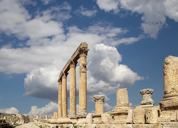 Römische Säulen in der jordanischen Stadt jerash (Gerasa der Antike), Hauptstadt und größte Stadt des jerash-Gouvernements, Jordanien — Stockfoto