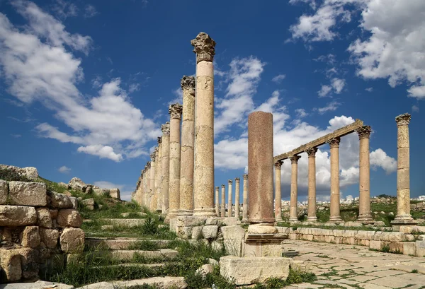 Colonnes romaines dans la ville jordanienne de Jerash (Gerasa de l'Antiquité), capitale et plus grande ville du gouvernorat de Jerash, Jordanie — Photo