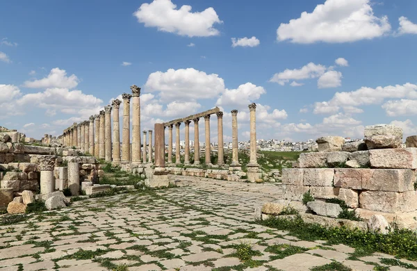 Romeinse kolommen in de Jordaanse stad jerash (gerasa uit de oudheid), de hoofdstad en grootste stad van het gouvernement jerash, jordan — Stockfoto