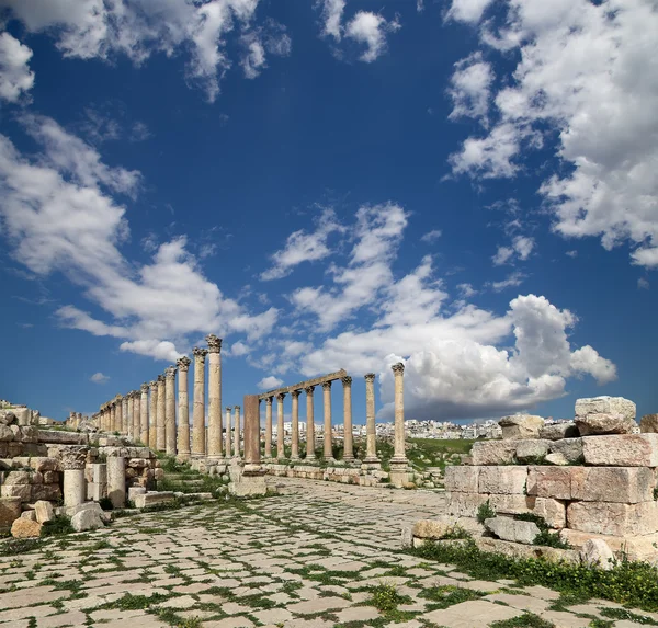 Romeinse kolommen in de Jordaanse stad jerash (gerasa uit de oudheid), de hoofdstad en grootste stad van het gouvernement jerash, jordan — Stockfoto