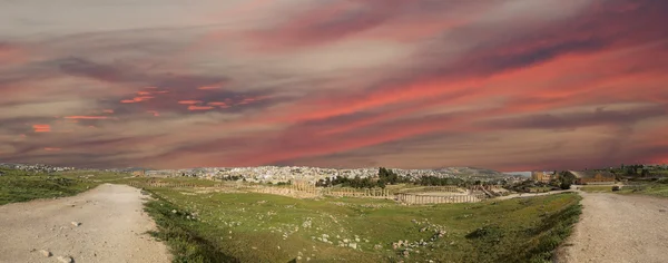 Ruínas romanas na cidade jordaniana de Jerash (Gerasa da Antiguidade), capital e maior cidade de Jerash Governorate, Jordânia — Fotografia de Stock