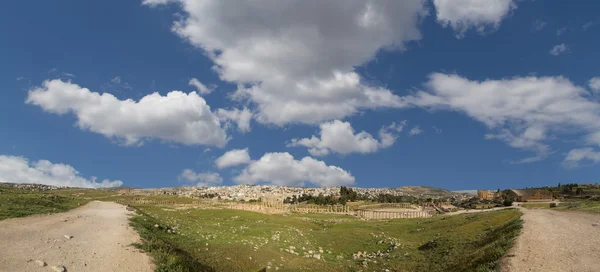 Římské ruiny v jordánské město jerash (gerasa antiky), hlavní a největší město jerash governorate, Jordánsko — Stock fotografie