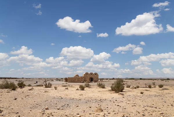 Qasr Kharana (Kharanah o Harrana), el castillo del desierto en el este de Jordania (100 km de Ammán). Construido en el siglo VIII dC para ser utilizado como caravasar, un lugar de descanso para los comerciantes —  Fotos de Stock