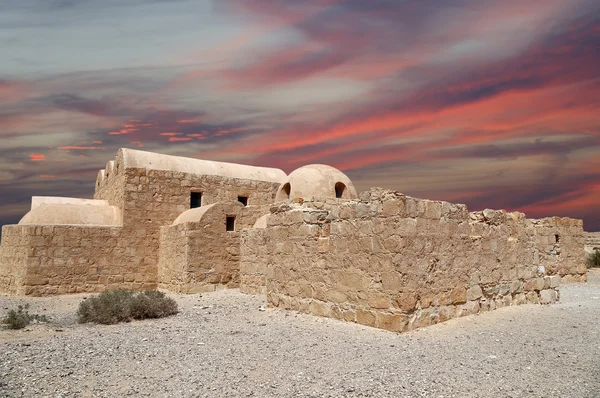 Qasr Kharana (Kharanah veya Harrana), Doğu Jordan (100 km Amman) ıssız kalede. Yüzyılda 8 Kervansaray, tüccarlar için bir dinlenme yeri olarak kullanılmak üzere inşa — Stok fotoğraf