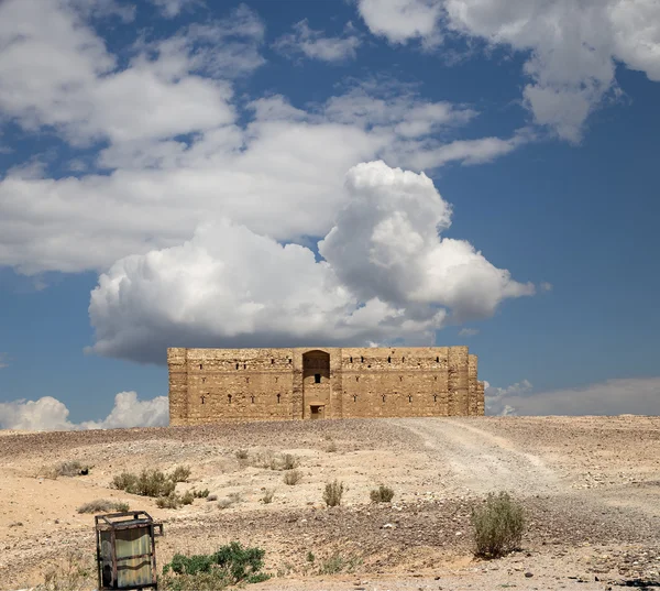 Qasr Kharana (Kharanah o Harrana), el castillo del desierto en el este de Jordania (100 km de Ammán). Construido en el siglo VIII dC para ser utilizado como caravasar, un lugar de descanso para los comerciantes — Foto de Stock