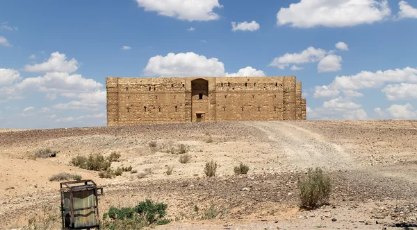 Qasr Kharana (Kharanah o Harrana), el castillo del desierto en el este de Jordania (100 km de Ammán). Construido en el siglo VIII dC para ser utilizado como caravasar, un lugar de descanso para los comerciantes — Foto de Stock