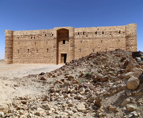 Kasr Charrána (Kharanah nebo Harrana), pouštní hrad ve východním Jordan (100 km z Ammánu). Postavena v 8.století užívaný jako Karavanserai, místo odpočinku pro obchodníky — Stock fotografie