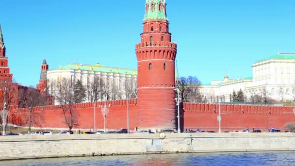 Dijk van de moskva-rivier in de buurt van het kremlin van Moskou en het dagelijkse verkeer, Moskou, Rusland — Stockvideo