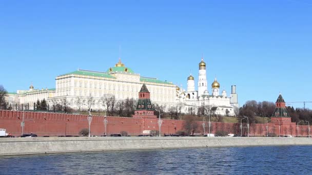 A Moszkva folyó közelében a moszkvai Kreml és a napi forgalom, Moszkva, Oroszország — Stock videók