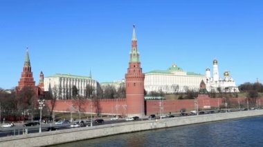 setin Moskova Nehri yakınında Moskova kremlin ve günlük trafik, moscow, Rusya Federasyonu